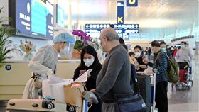港府派包機接載滯留湖北港人回家港府25日再次派出包機到湖北，接載部分滯留當地的港人回家；圖為港人在武漢機場登機前接受衛生檢疫。（港府新聞處提供）中央社記者張謙香港傳真　109年3月25日