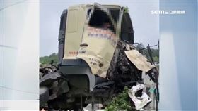 水泥駕駛疑打瞌睡 衝到對向車道懸掛半空中