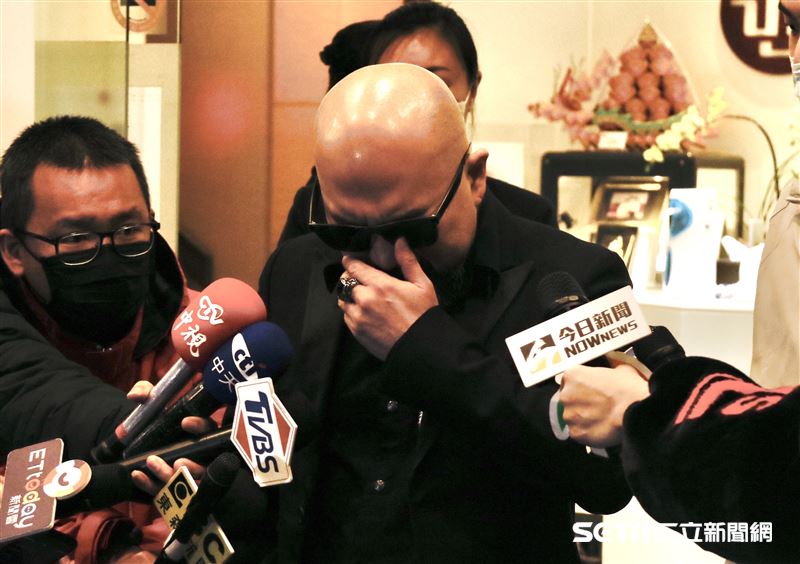 辛龍離開劉真靈堂（圖／記者林聖凱攝影）