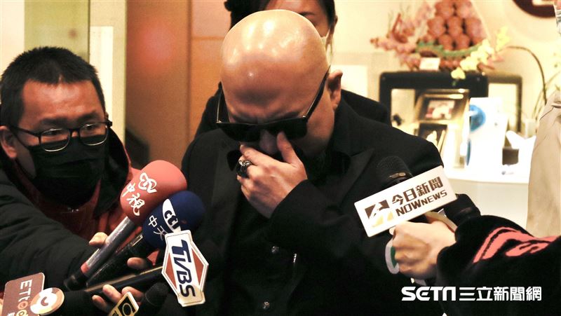 辛龍離開劉真靈堂。（圖／記者林聖凱攝影）