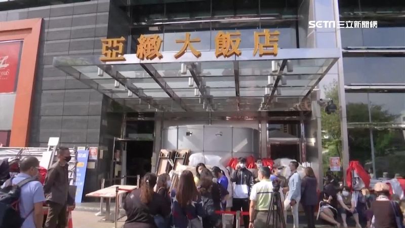 台中亞緻飯店出清　民眾搶購似幫搬家