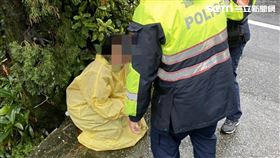 中國籍潘姓女子跳海尋短,警民合作拉上岸　金山分局提供