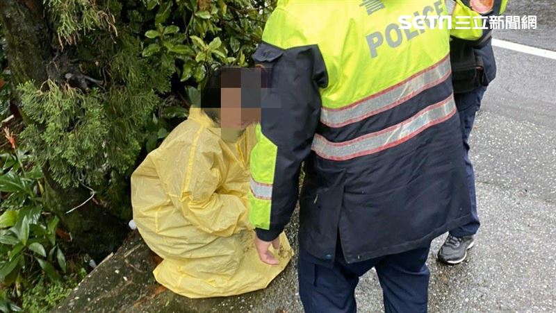 金山女子獨自走入大海　警民跳海救人