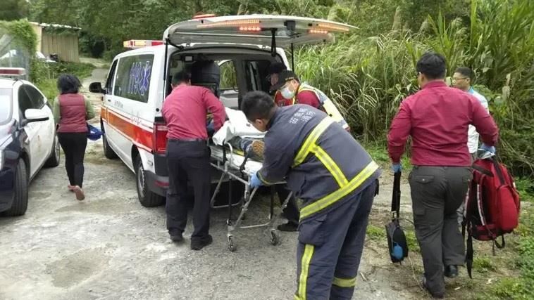 遭翻覆耕耘機重壓身體　男子命危送醫