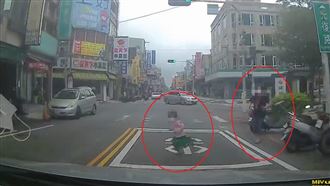小女童闖馬路要找阿公　驚險瞬間曝光