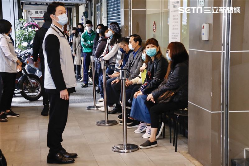 劉真靈堂29日粉絲排隊弔唁。（圖／記者林聖凱攝影）