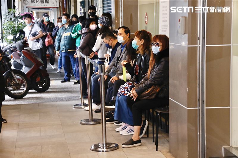 劉真靈堂29日粉絲排隊弔唁。（圖／記者林聖凱攝影）