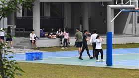 北部高中釀群聚事件　20日至27日全面停課北部一所高中發生首起武漢肺炎校園群聚，將自20日至27日全面停課。圖為19日該校學生活動情形。中央社記者林俊耀攝　109年3月19日