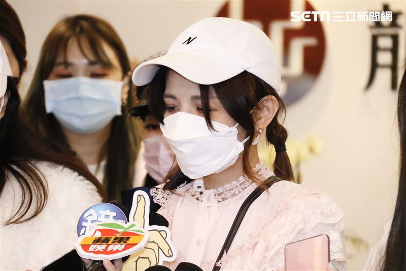 《女人我最大》團隊悼唁劉真，藍心湄、王思佳、林葉亭、吳玟萱29日現身靈堂。（圖／記者林聖凱攝影）