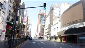 阿根廷全國隔離 首都盜竊案少9成阿根廷政府實施全國大封城防疫，首都布宜諾斯艾利斯街頭行人車輛比往常銳減，街道空蕩蕩，人口流動量少，加上大批警力在街上盤查，治安也跟著變好，搶劫和盜竊案少9成。中央社記者汪碧治布宜諾斯艾利斯攝　109年3月29日