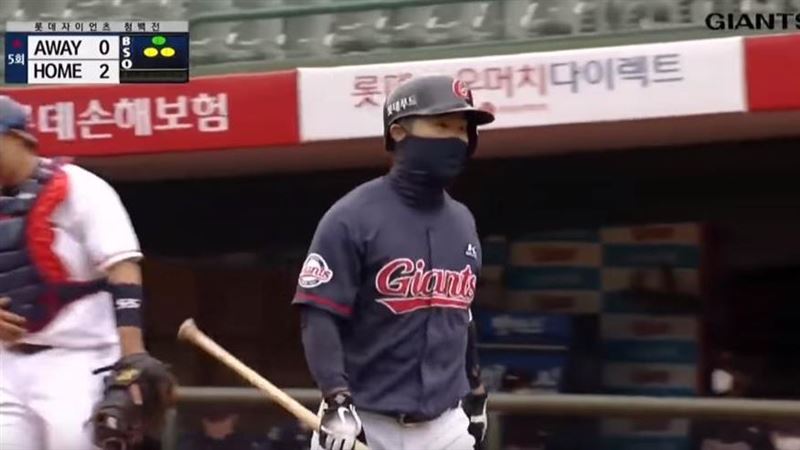 南韓近萬人確診　韓職球員戴口罩比賽