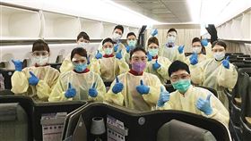 華航率先自昨（28）晚長程航班，發給所有客艙組員隔離衣、護目鏡、醫療手套及醫療口罩，於執勤時全程配戴，維護機組員與旅客健康。（圖／華航提供）