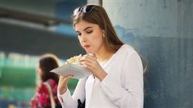 女生吃東西示意圖　翻攝自Pixabay