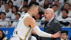 回不了中！書豪主帥要當「鍵盤教練」
CBA,林書豪,北京首鋼,雅尼斯,限外令,武漢肺炎,鍵盤教練
翻攝自微博