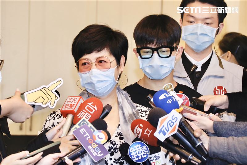 崔佩儀與兒子29日赴劉真靈堂悼念。（圖／記者林聖凱攝影）