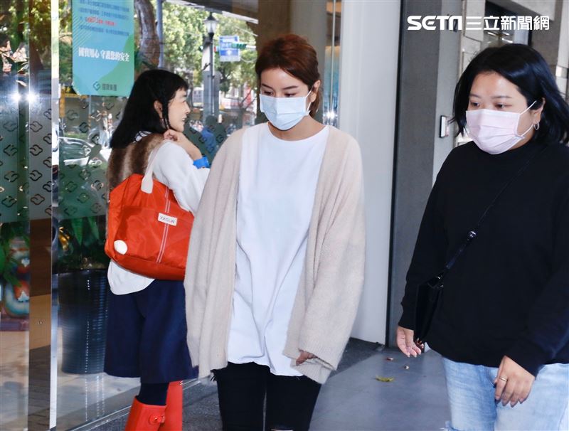 莎莎今（29）日赴劉真靈堂。（圖／記者林聖凱攝影）