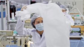台成衣廠聚陽趕工隔離衣（2）防疫物資備援啟動，經濟部號召台灣成衣廠生產隔離衣與防護衣，台灣成衣廠聚陽等公司趕工交付超過百萬件防護、隔離衣，供衛福部轉交第一線醫療人員使用。中央社記者裴禛攝　109年3月29日
