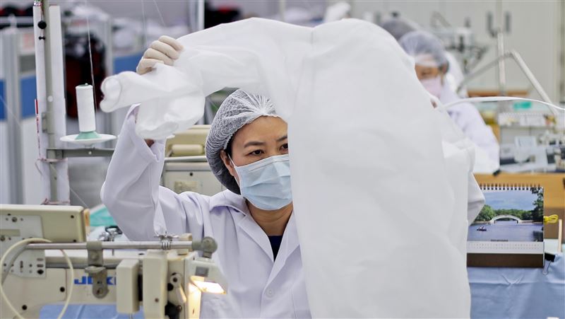 順應疫情轉型　台紡織廠布局醫療成衣