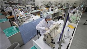 台成衣廠聚陽趕工隔離衣（1）防疫物資備援啟動，經濟部號召台灣成衣廠生產隔離衣與防護衣，聚陽表示，過去在SARS期間曾參與政府隔離衣生產計畫，如今再度加入，運作起來不陌生，一旦拿到布料就可立即生產，表定3月陸續交貨。中央社記者裴禛攝　109年3月29日