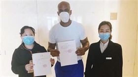 獲讚防疫模範　馬大少這行為令人噴飯
武漢肺炎,CBA,北京北控,馬大少,Stephon Marbury
翻攝自《新浪體育》、Marbury微博