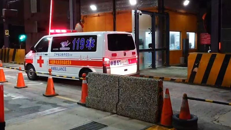 第3批武漢包機返台　救護車進駐機棚