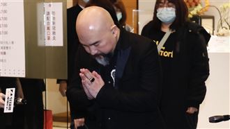 最後告別！辛龍掩面淚崩脫帽說辛苦了