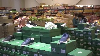 「異業結合」自救　宴會廳變身特賣場