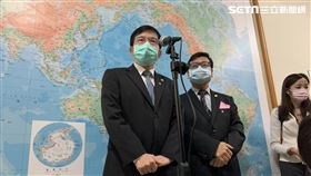 交通部政次王國材和觀光局副局長張錫聰受訪。（圖／記者陳宜加攝影）