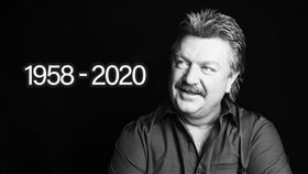 1990年代唱出多支冠軍金曲、曾獲葛萊美獎肯定的美國鄉村歌手喬迪菲（Joe Diffie），因感染2019冠狀病毒疾病（COVID-19，武漢肺炎）不幸過世，享壽61歲。（圖／翻攝自臉書）