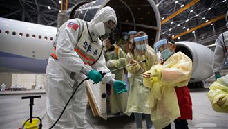 第3批武漢包機返台…化學兵全副武裝