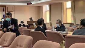 召委李昆澤要求大家戴口罩。（圖／記者陳宜加攝影）