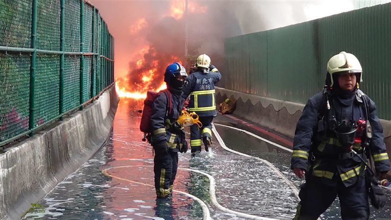 貨車起火冒黑煙　疑中油管線加壓爆裂