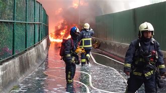 貨車起火冒黑煙　疑中油管線加壓爆裂