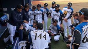 ▲火腿隊賽前集合。（圖／翻攝自火腿隊官方推特）