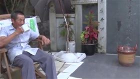 一生一世一雙人！老人守妻墓讀詩種花…「只要能走就會來」（圖／翻攝自微博）