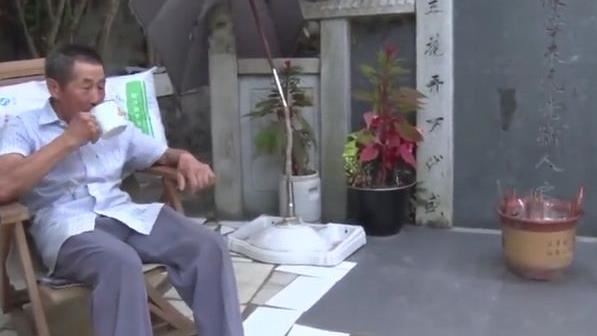 老人守妻子墓唸詩十年：我能走就會來