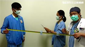 醫師教量測社交距離／豐原醫院提供