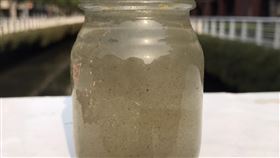 高雄幸福川又變色　環保局：雨後藻類大量繁殖貫穿高雄市區的幸福川又變色且有大量浮渣，環保局29日派員前往稽查，發現水質溶氧超高並富含藻類，研判大雨將沿岸排溝髒污沖入河道，造成河川藻類大量繁殖所致。圖為環保局人員到場採樣帶回檢測一景。（高雄市環保局提供）中央社記者程啟峰高雄傳真　109年3月29日