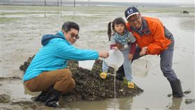 金門水試所放流三棘鱟苗（1）金門縣副縣長黃怡凱（左）與水產試驗所所長楊文璽（右）30日帶隊放流三棘鱟，因考量武漢肺炎疫情，沒有邀請保育人士和學生見證，和媽媽前來玩沙的3歲小女孩妮妮意外成為亮點。中央社記者黃慧敏攝  109年3月30日