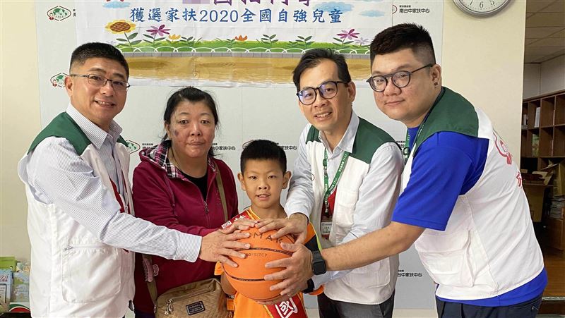 單腎男孩不氣餒　獲頒全國自強兒童