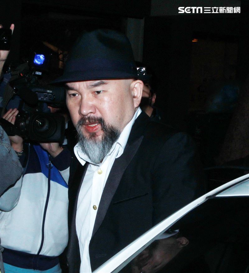 劉真火化了辛龍仍然陪伴愛妻，嘴角抽搐有話說不出，精神非常憔悴。（圖／記者邱榮吉攝影）