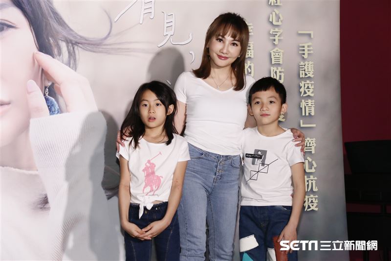 歌手王宥忻和寶貝兒女一起做公益。（圖／記者林聖凱攝影）