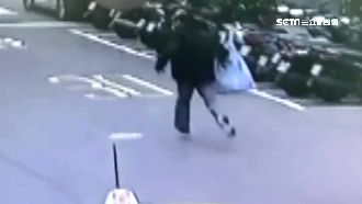 犯案動線曝光　搶匪持槍搜刮現金逃逸