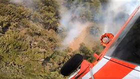 花蓮森林大火　空勤吊掛水袋未澆熄花蓮縣卓溪鄉國有林地玉里事業區第32至37林班地30日發生森林火災，空勤以吊掛水袋滅火未果，林管人員31日將分兩梯次上山協助滅火。（空勤總隊提供）中央社記者李先鳳傳真　109年3月30日