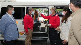 竹縣推出防疫專車　協助民眾就醫新竹縣政府將從4月1日推出防疫專車，縣長楊文科（左）表示，因應武漢肺炎（2019冠狀病毒疾病、COVID-19）疫情，居家檢疫或隔離的民眾逐漸增加，若有就醫需求，可使用防疫專車，一旦出現呼吸道感染等症狀，則將以救護車送醫。（新竹縣政府提供）中央社記者郭宣(文三)傳真　109年3月30日