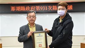 澎湖車船處10多名駕駛　自願開防疫專車獲肯定武漢肺炎疫情持續延燒，澎湖縣公共車船管理處10餘名駕駛自願擔任防疫專車駕駛，接送居家檢疫者返家，縣長賴峰偉（左）30日在縣務會議頒獎表揚。（澎湖縣政府提供）中央社　109年3月30日