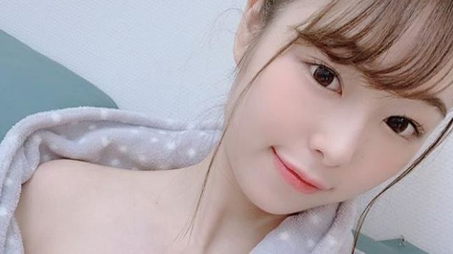 萌萌女孩全濕…邪惡黑bra透出來了