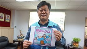 金寧鄉帶頭示範　防疫宣傳效果加乘金門縣金寧鄉公所呼應衛生福利部疾病管制署咳嗽打噴嚏標準姿勢，結合冰桶挑戰模式，在臉書發起防範武漢肺炎「防疫宣傳接力活動」，鄉長楊忠俊30日表示，經由公所示範，並指定下一個公務機關接棒，透過接力方式讓原本制式的政令宣傳產生加乘效果。中央社記者黃慧敏攝　109年3月30日