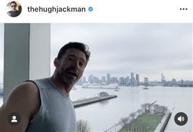 ▲人在紐約的「金鋼狼」休傑克曼，親眼看到世界最大海軍醫療船「舒適號」抵達紐約。（圖／翻攝自休傑克曼官方IG）