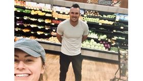 ▲地方媽媽在超市巧遇『神鱒』楚奧特（Mike Trout），嚴守「社交距離」合影。（圖／翻攝自truxstop IG）